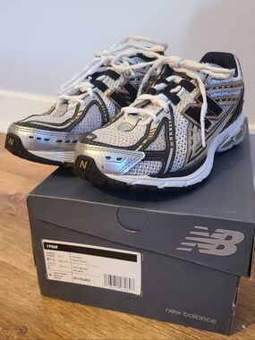 👟New Balance 1906R in White/Metallic Gold Size 6.5 Men's/8 Women's